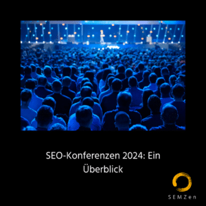 Blick von hinter dem Publikum auf eine in dunkles Blau getauchte Bühne | SEO Konferenzen 2024