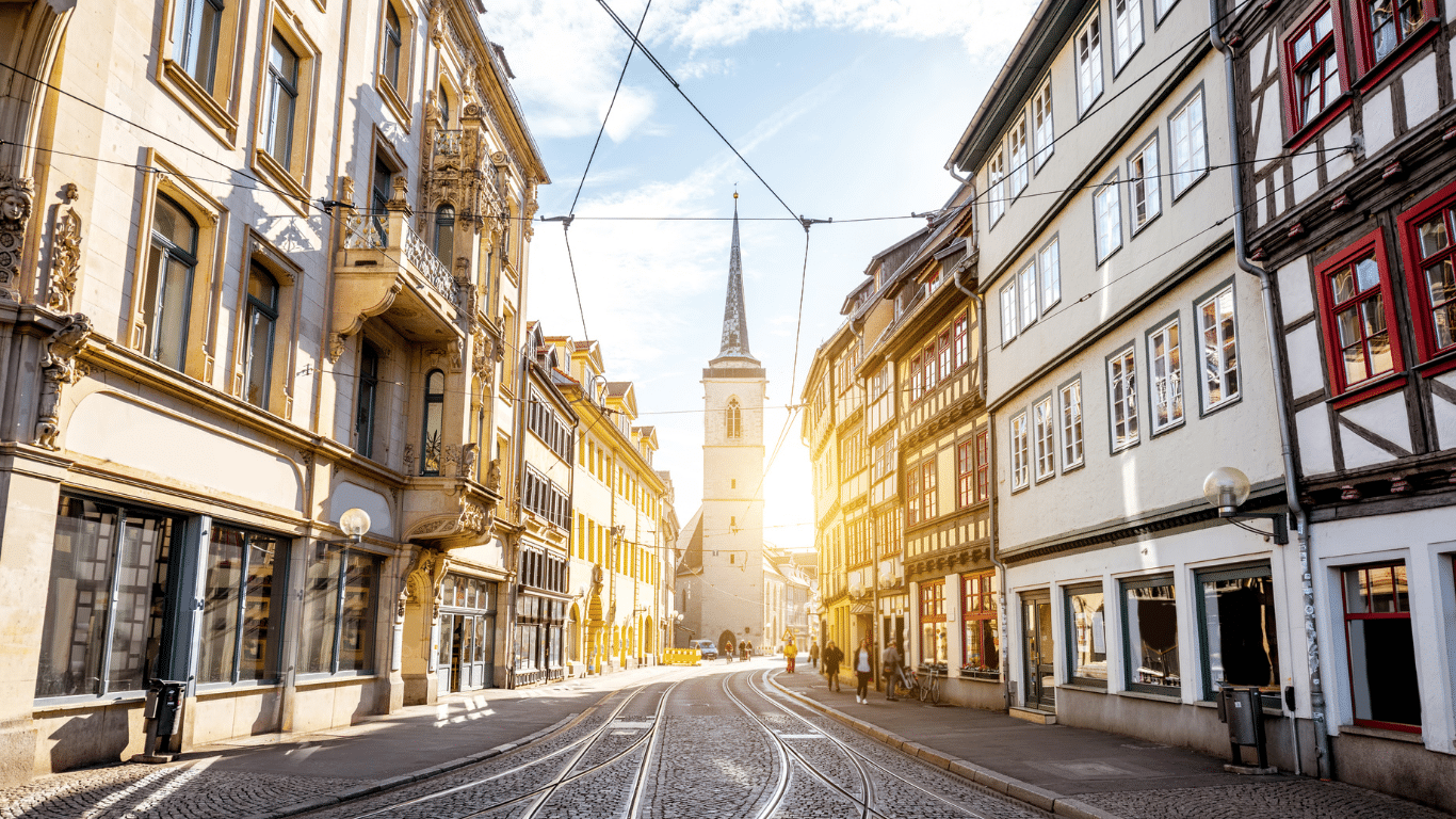 Blick aus der Altstadt von Erfurt auf die Kirch, mit Sonne im Hintergrund | SEO Agentur Erfurt